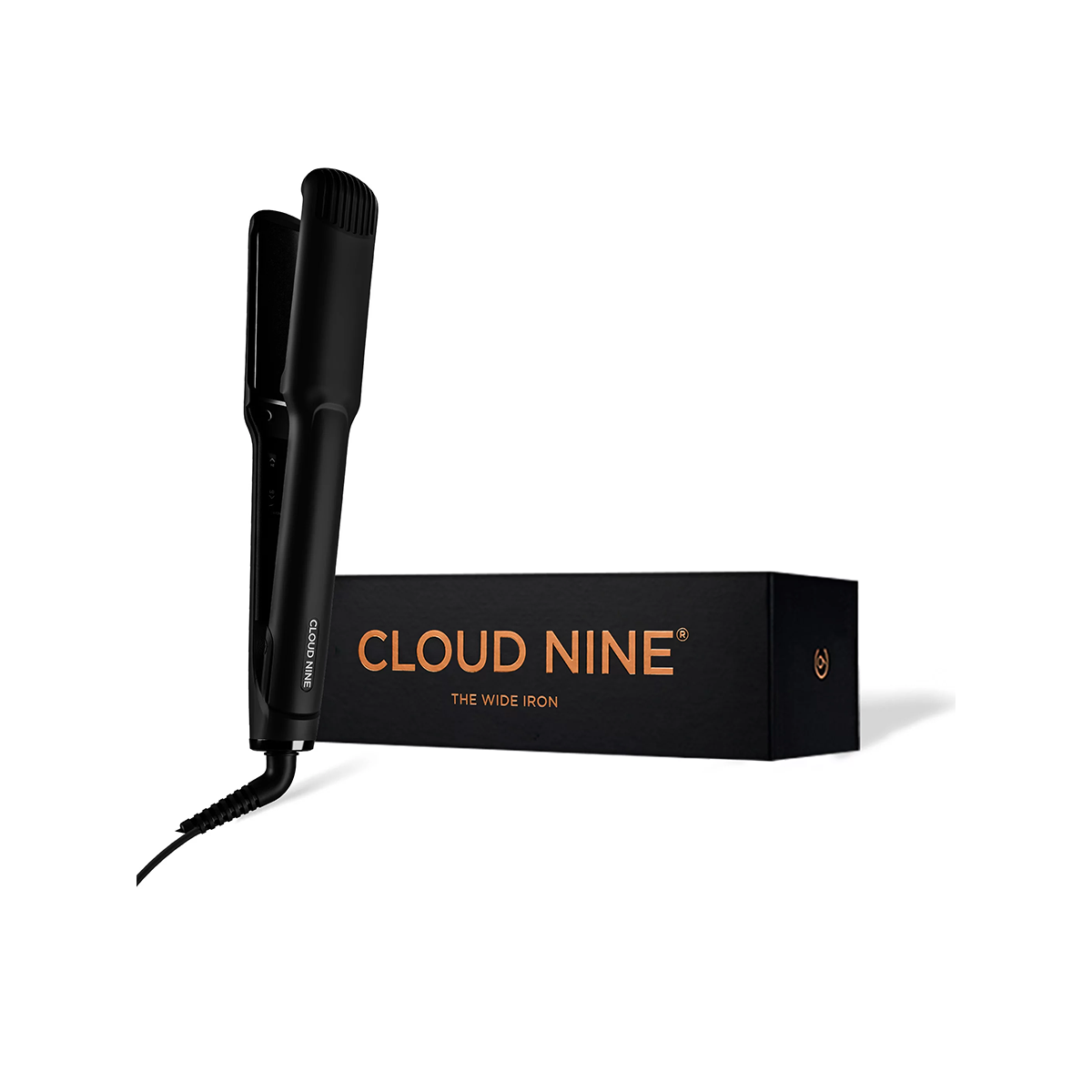 Das CLOUD NINE Wide Iron Glätteisen in Schwarz sitzt neben seiner schicken schwarz-goldenen Box - ideal zum Stylen von langem, dickem Haar mit Keramikplatten.