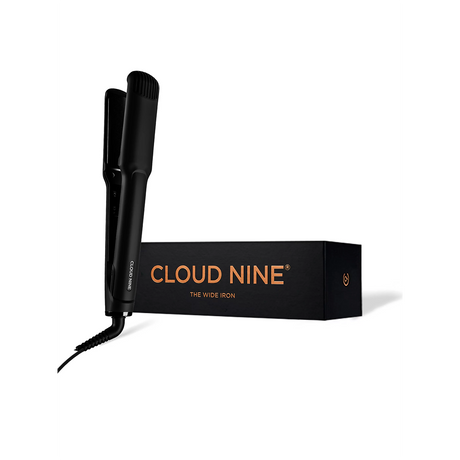 Das CLOUD NINE Wide Iron Glätteisen in Schwarz sitzt neben seiner schicken schwarz-goldenen Box - ideal zum Stylen von langem, dickem Haar mit Keramikplatten.