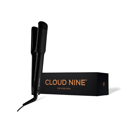 Das CLOUD NINE Wide Iron Glätteisen von CLOUD NINE verfügt über breite Keramikplatten - ideal für dickes Haar - und wird mit seiner Markenbox auf weißem Hintergrund gezeigt.