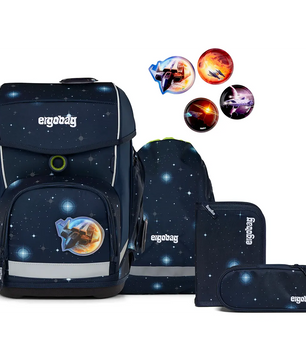 Das ergobag Cubo Set (2025) KoBärnikus von ergobag ist ein marineblaues Schulset zum Thema Weltraum mit ergonomischem Schulranzen, Turnbeutel, Federmappe und lustigen Abzeichen - ideal für kleine Entdecker.