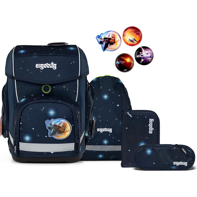 Das ergobag Cubo Set (2025) KoBärnikus von ergobag ist ein marineblaues Schulset zum Thema Weltraum mit ergonomischem Schulranzen, Turnbeutel, Federmappe und lustigen Abzeichen - ideal für kleine Entdecker.