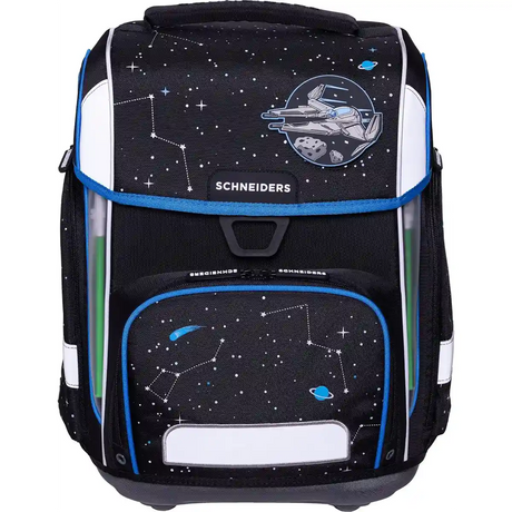 Das 9-teilige Schulranzen-Set "Space Quest" von Schneiders Ergolite zeigt ein schwarzes Design mit Sternen, Sternbildern und einem Raumschiff - eine Kombination aus Komfort und Stil für junge Entdecker.