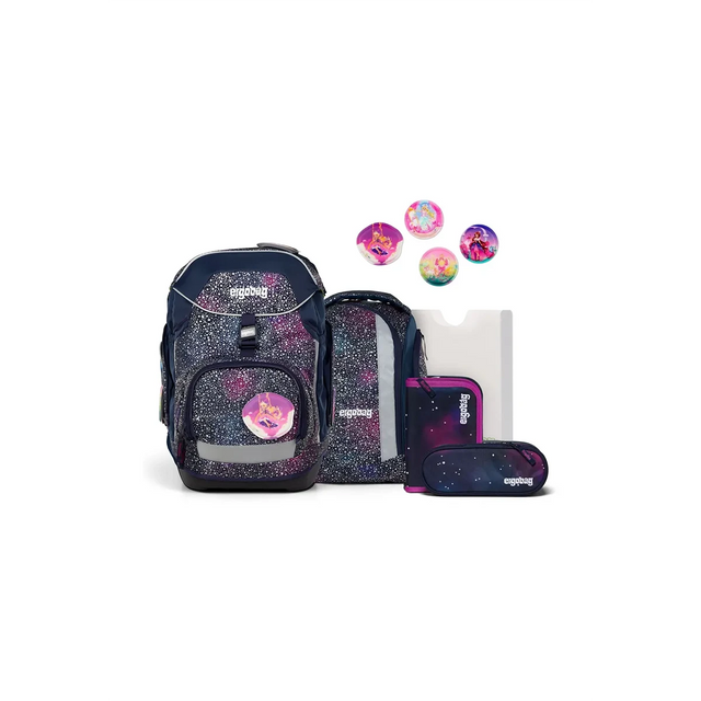 Das ergobag Ergobag Pack Schulranzen-Set "Bärlaxy" (6-teilig) besteht aus einem ergonomischen Rucksack mit Galaxiendruck, passendem Federmäppchen, Ordner, Lunchbox und vier bunten Ansteckern - alles aus nachhaltigen Materialien gefertigt.