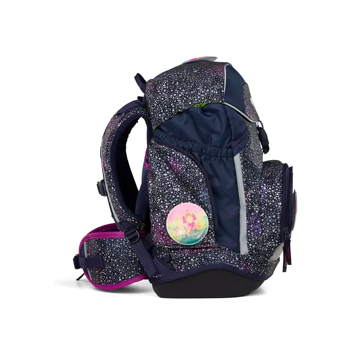 Das ergobag Pack Schulranzen-Set "Bärlaxy" (6-teilig) ist marineblau mit weißen Sprenkeln, rosa Akzenten, einem runden bunten Aufkleber auf der Seitentasche und aus nachhaltigen Materialien gefertigt.