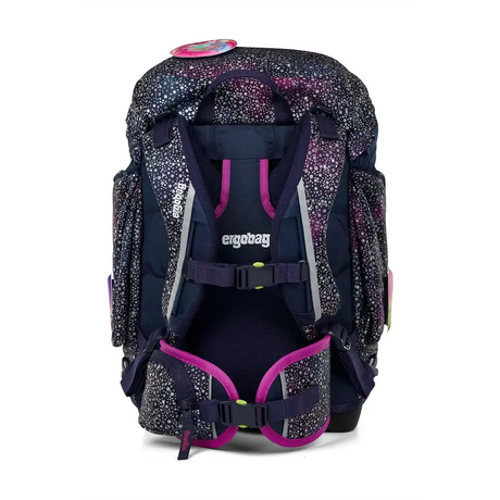 Der ergobag Ergobag Pack Schulranzen-Set "Bärlaxy" (6-teilig) ist ein dunkelblauer Schulrucksack mit weißen Sprenkeln und lilafarbener Verzierung, von hinten gesehen mit gepolsterten Trägern - ein ergonomischer, nachhaltiger Schulrucksack.