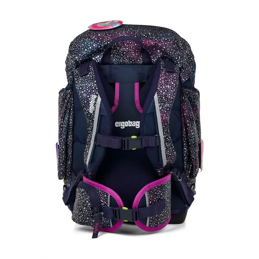 Der ergobag Ergobag Pack Schulranzen-Set "Bärlaxy" (6-teilig) ist ein dunkelblauer Schulrucksack mit weißen Sprenkeln und lilafarbener Verzierung, von hinten gesehen mit gepolsterten Trägern - ein ergonomischer, nachhaltiger Schulrucksack.