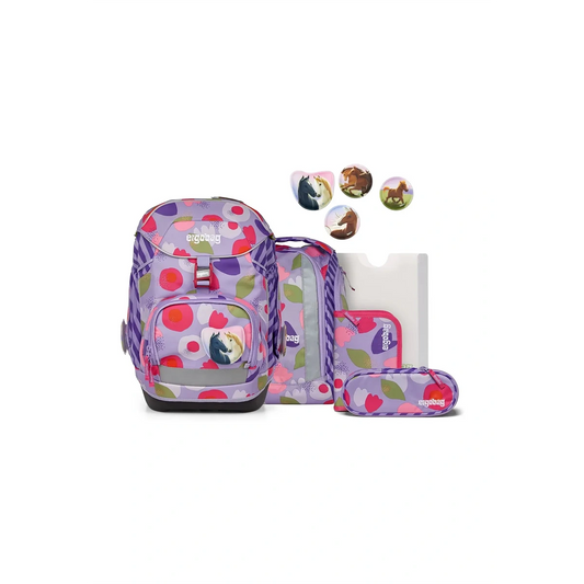 Das ergobag Ergobag Pack Schulranzen-Set 6tlg-BlütenzauBär II ist ein lila-rosa geblümtes Schulranzen-Set für die Grundschule mit Mappen, Federmäppchen und vier Tiersteckern - ergonomisch geformt für Komfort und Stil.