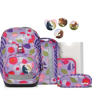 Das ergobag Ergobag Pack Schulranzen-Set 6tlg-BlütenzauBär II enthält einen geblümten ergonomischen Schulrucksack im Pferdedesign, passende Mappen und ein Federmäppchen - ideal für einen stilvollen und komfortablen Schulalltag.