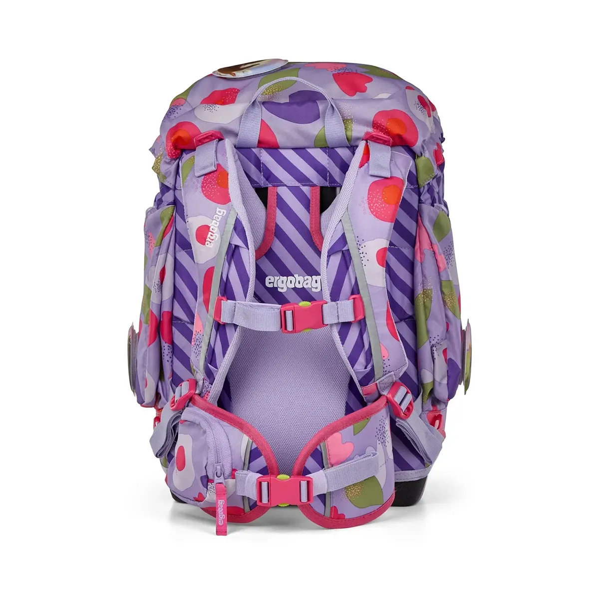 Der ergobag Ergobag Pack Schulranzen-Set 6tlg-BlütenzauBär II, ein lila-rosa ergonomischer Schulrucksack mit Blumen- und Streifendesign, ist von vorne zu sehen - ideal für Grundschüler.