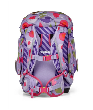 Der ergobag Pack Schulranzen-Set 6tlg-BlütenzauBär II ist ein lila-rosa Kinderrucksack mit Blumen- und Streifenmuster, von hinten gesehen, und gehört zur ergobag-Kollektion.