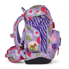 Der ergobag Ergobag Pack Schulranzen-Set 6tlg-BlütenzauBär II ist ein lila und pinkfarbener Kinderrucksack mit Blumenmuster, Pferdeabzeichen und mehreren Taschen, von der Seite gesehen; er verbindet Komfort mit Stil.