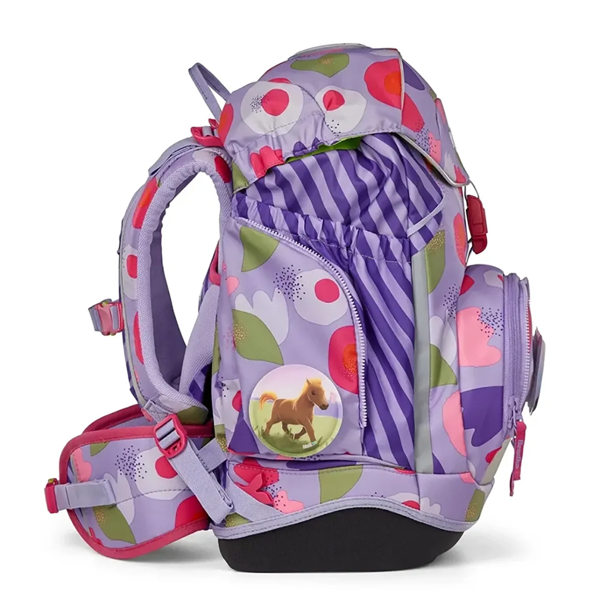 Der ergobag Ergobag Pack Schulranzen-Set 6tlg-BlütenzauBär II ist ein lila und pinkfarbener Kinderrucksack mit Blumenmuster, Pferdeabzeichen und mehreren Taschen, von der Seite gesehen; er verbindet Komfort mit Stil.