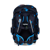 Das ergobag PACK Schulranzen-Set "VerfolgBärjagd", 6-teilig von ergobag zeigt sich von hinten und hebt seine gepolsterten Schultergurte und Schnallen hervor, die für ergonomischen Komfort und stilvollen Halt im Schulalltag sorgen.