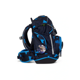 Das ergobag PACK Schulranzen-Set "VerfolgBärjagd", 6-teilig von ergobag hat ein marineblaues Design mit geometrischen Formen, eine Seitentasche und einen runden Pin an der Seite.