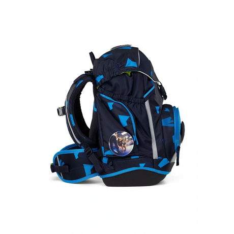 Das ergobag PACK Schulranzen-Set "VerfolgBärjagd", 6-teilig von ergobag hat ein marineblaues Design mit geometrischen Formen, eine Seitentasche und einen runden Pin an der Seite.