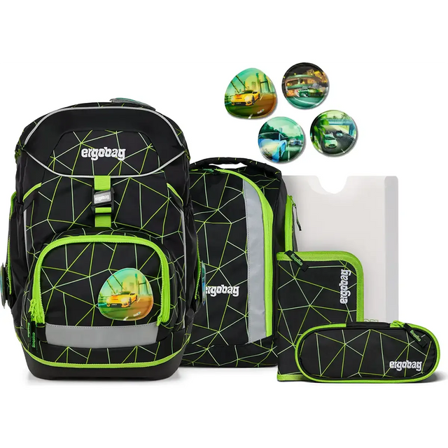 Das ergobag Cubo Set (2025) CyBär Race von ergobag ist ein schwarz-grünes Schulranzen-Set mit Rucksack, Mappen, Federmappe und runden Aufnähern - ideal als ergonomisches Schulranzen-Set für Schüler.