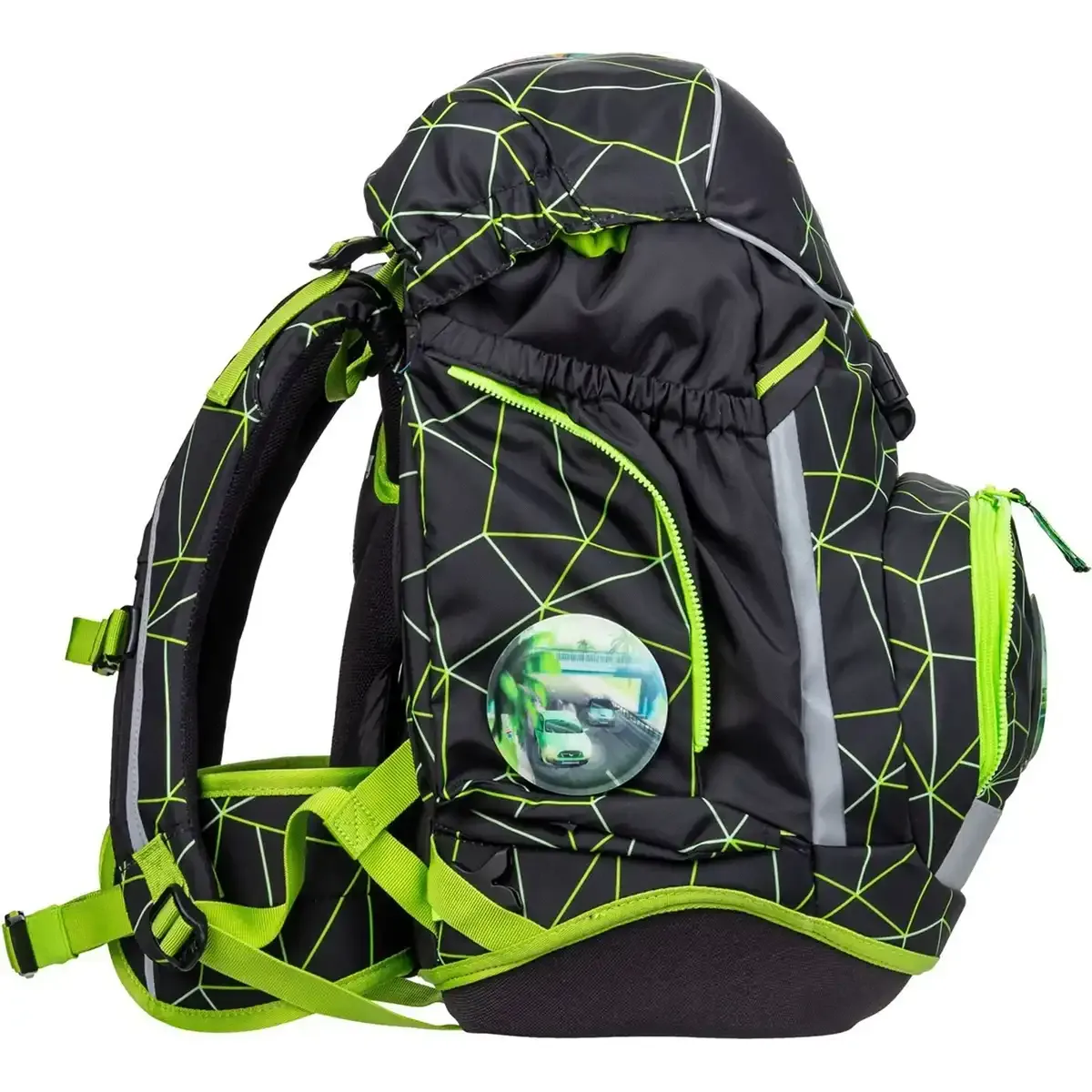 Das ergobag Cubo Set (2025) CyBär Race ist ein schwarz-grünes ergonomisches Schulranzen-Set mit geometrischem Muster und kreisförmigem Autoaufdruck, perfekt für die Schule.