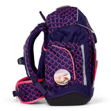 Das ergobag Maxi Set (2025) PerlentauchBär von ergobag ist ein lila-rosa ergonomischer Schulranzen für Kinder mit Schuppenmuster und einem runden Muschel-Schlüsselanhänger an der Seite.