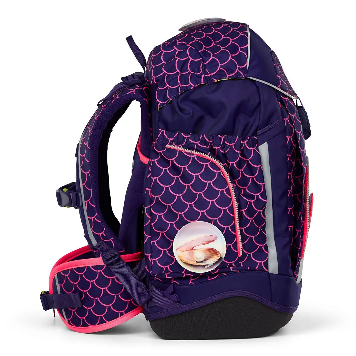Das ergobag Maxi Set (2025) PerlentauchBär von ergobag ist ein lila-rosa ergonomischer Schulranzen für Kinder mit Schuppenmuster und einem runden Muschel-Schlüsselanhänger an der Seite.