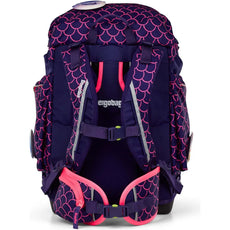 Der ergobag Maxi Set (2025) PerlentauchBär von ergobag ist ein dunkelblauer und rosafarbener ergonomischer Schulrucksack mit Fischschuppenmuster, gepolsterten Trägern und Seitentaschen, hier von hinten.