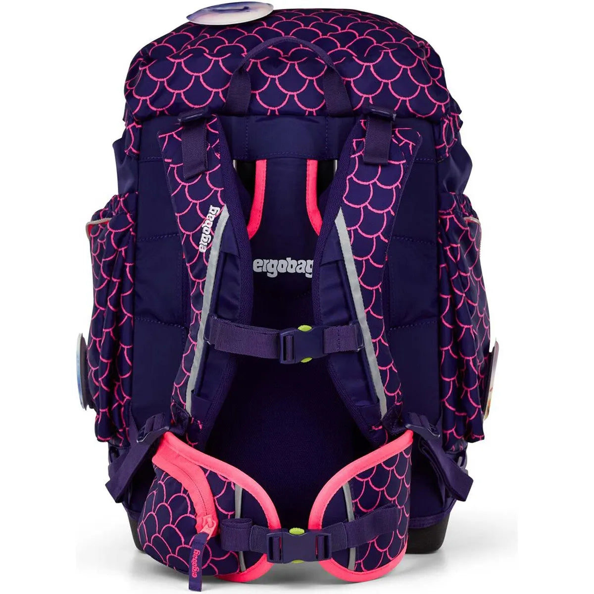 Der ergobag Maxi Set (2025) PerlentauchBär von ergobag ist ein dunkelblauer und rosafarbener ergonomischer Schulrucksack mit Fischschuppenmuster, gepolsterten Trägern und Seitentaschen, hier von hinten.