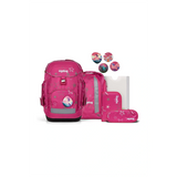 Das Satch Ergobag Maxi Schulrucksack-Set 6tlg SternzauBär präsentiert sich in einem leuchtend pinken Design mit Sternchenmuster und beinhaltet ein passendes Mäppchen, einen Ordner und kreisförmiges Zubehör.