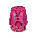 Der Satch Ergobag Maxi Schulrucksack-Set 6tlg SternzauBär besticht durch sein leuchtend pinkes Design mit Sternenmuster, mehreren Taschen und verstellbaren, gepolsterten Schulter- und Brustgurten für mehr Komfort.