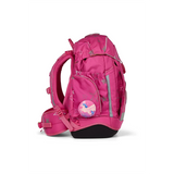 Der Satch Ergobag Maxi Schulrucksack-Set 6tlg SternzauBär ist ein leuchtend pinkfarbener ergonomischer Schulrucksack mit Sternenmuster und einem bunten Seitenaufnäher, der Komfort und Stil für Kinder vereint.