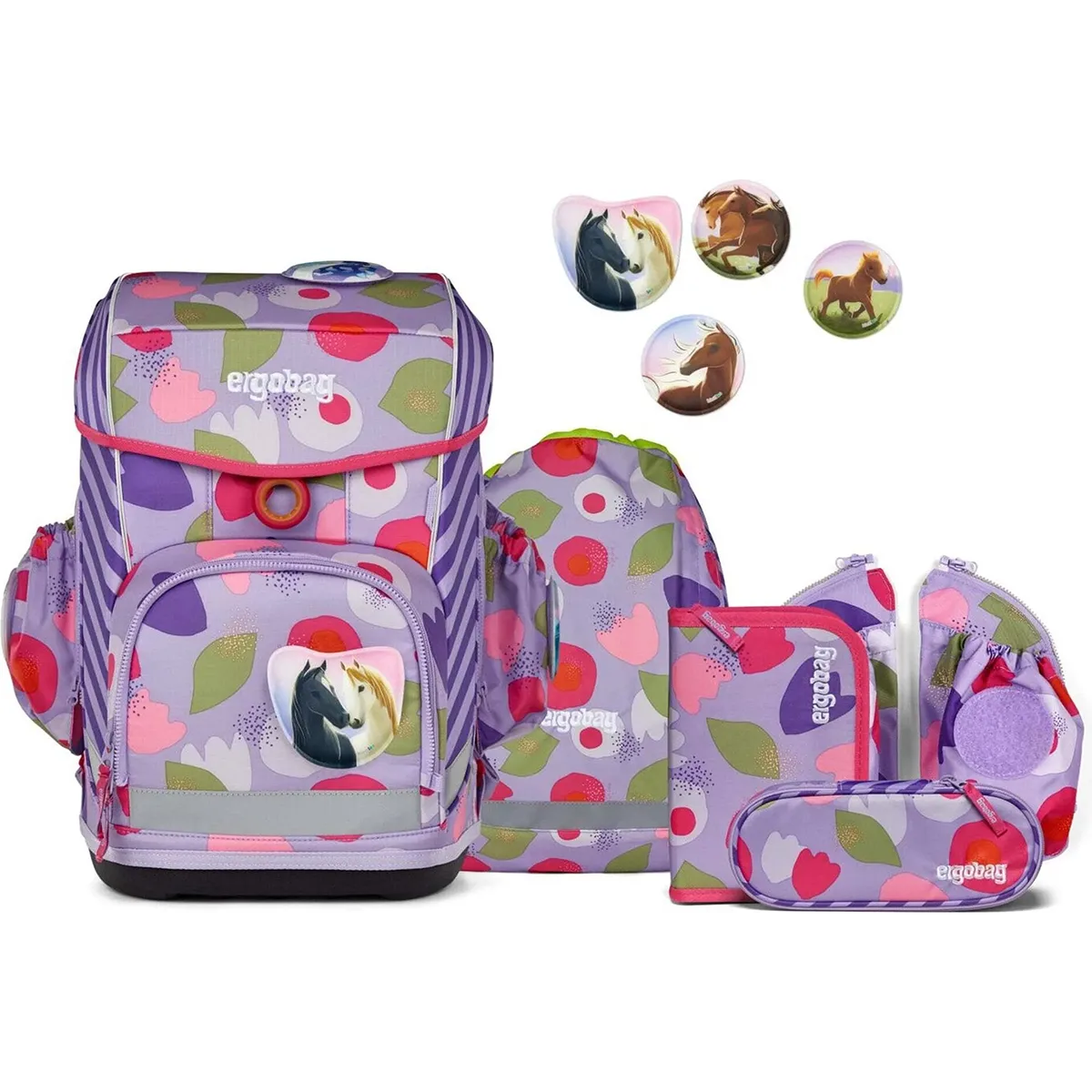 Das 6-teilige Schulranzen-Set Cubo Light BlütenzauBär von ergobag besteht aus einem leichten, lila-rosa geblümten Rucksack mit Pferdeaufnähern, sowie passenden Taschen und Accessoires.