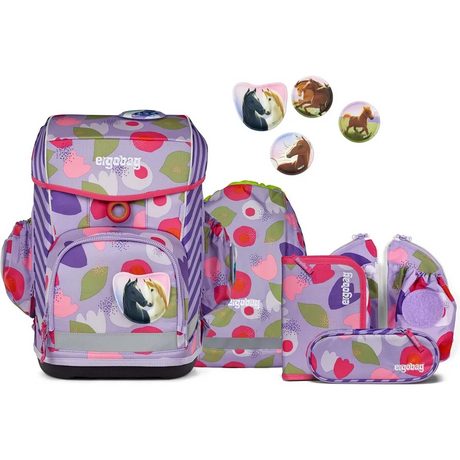 Das 6-teilige Schulranzen-Set Cubo Light BlütenzauBär von ergobag besteht aus einem leichten, lila-rosa geblümten Rucksack mit Pferdeaufnähern, sowie passenden Taschen und Accessoires.