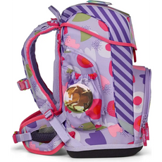 Das ergobag Cubo Light BlütenzauBär Schulranzen-Set (6-teilig) mit verspielten lila-rosa Mustern, Seitentasche und Fuchs-Schlüsselanhänger - perfekt, um den Schulalltag lustig und organisiert zu gestalten.