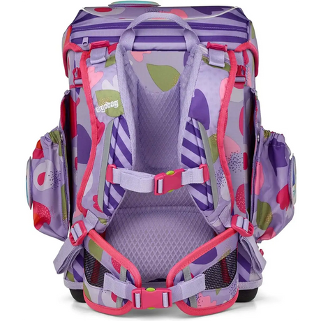 Der ergobag Cubo Light BlütenzauBär - ein 6-teiliges Schulranzen-Set in Lila und Pink mit gepolsterten Trägern und Seitentaschen, leicht und bequem - von ergobag, perfekt für die Schule.