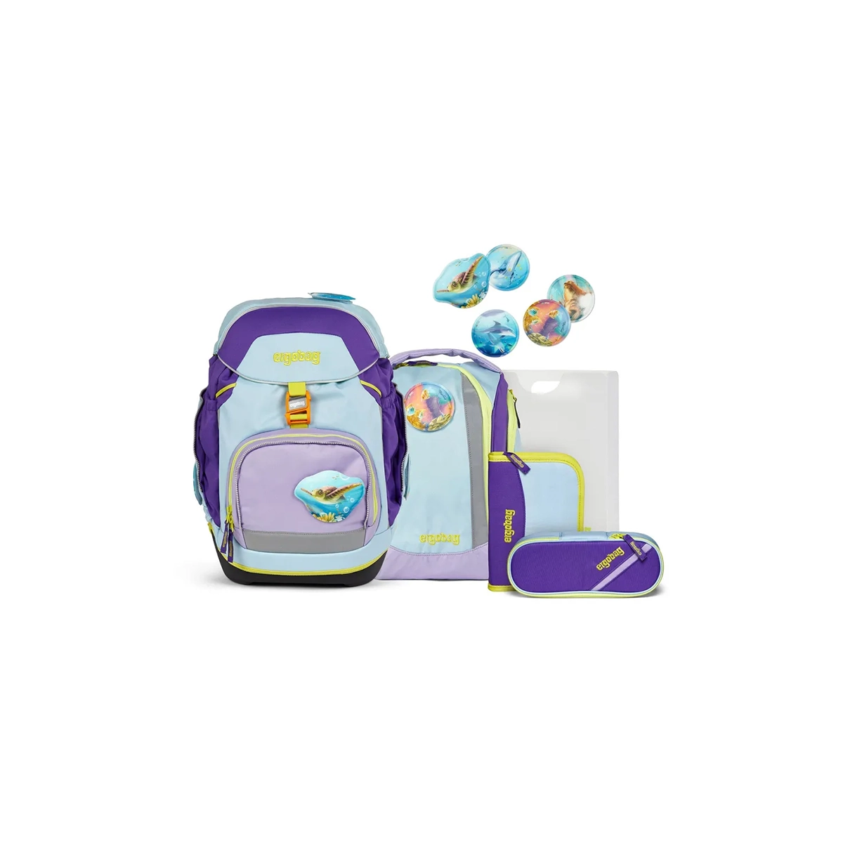 Das ergobag Pack "TauchBär" Schulranzen-Set 6-teilig von ergobag präsentiert sich im pastellblauen, lila und gelben Design mit Aufnähern, Federmäppchen, Mappen und zusätzlichen Aufnähern.