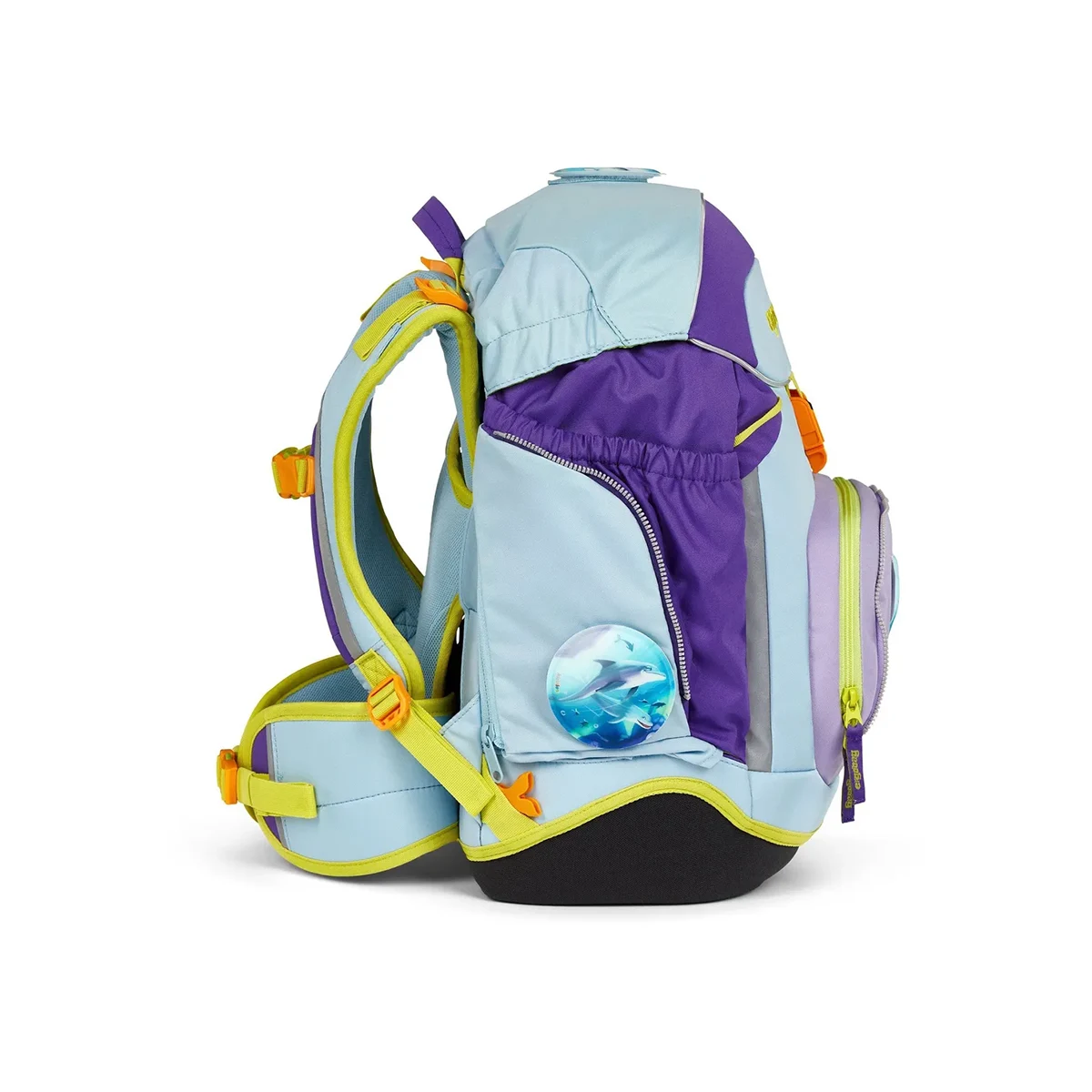 Das ergobag Pack "TauchBär" Schulranzen-Set (6-teilig) ist ein hellblau-lilafarbener Rucksack von ergobag mit gelben Trägern und einem Knopf mit Meeresmotiv an der Seitentasche.