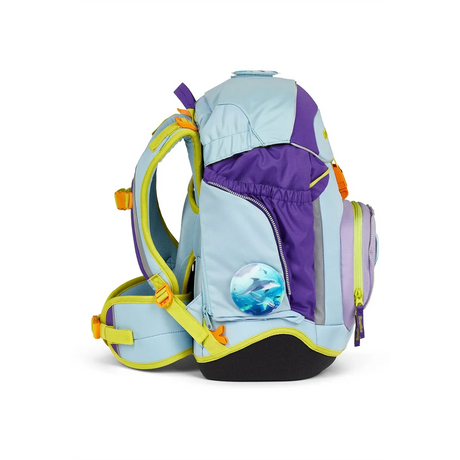 Das ergobag Pack "TauchBär" Schulranzen-Set (6-teilig) ist ein hellblau-lilafarbener Rucksack von ergobag mit gelben Trägern und einem Knopf mit Meeresmotiv an der Seitentasche.