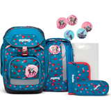 Das ergobag Pack Schulranzen-Set "VoltiBär" (6-teilig) von ergobag besteht aus einem blau-roten Schulrucksack mit Polka Dots, Einhorn-Aufnähern, passendem Zubehör und einem ergonomischen, verstellbaren Tragesystem.