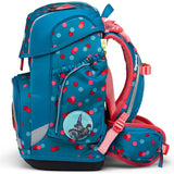 Der ergobag Cubo Set (2023) VoltiBär von ergobag ist ein blauer Kinderrucksack mit roten und hellblauen Punkten, rosa Trägern, einem Tintenfisch-Aufnäher auf der Seitentasche, mehreren Fächern, gepolstertem Rücken und ergonomischem Tragesystem.