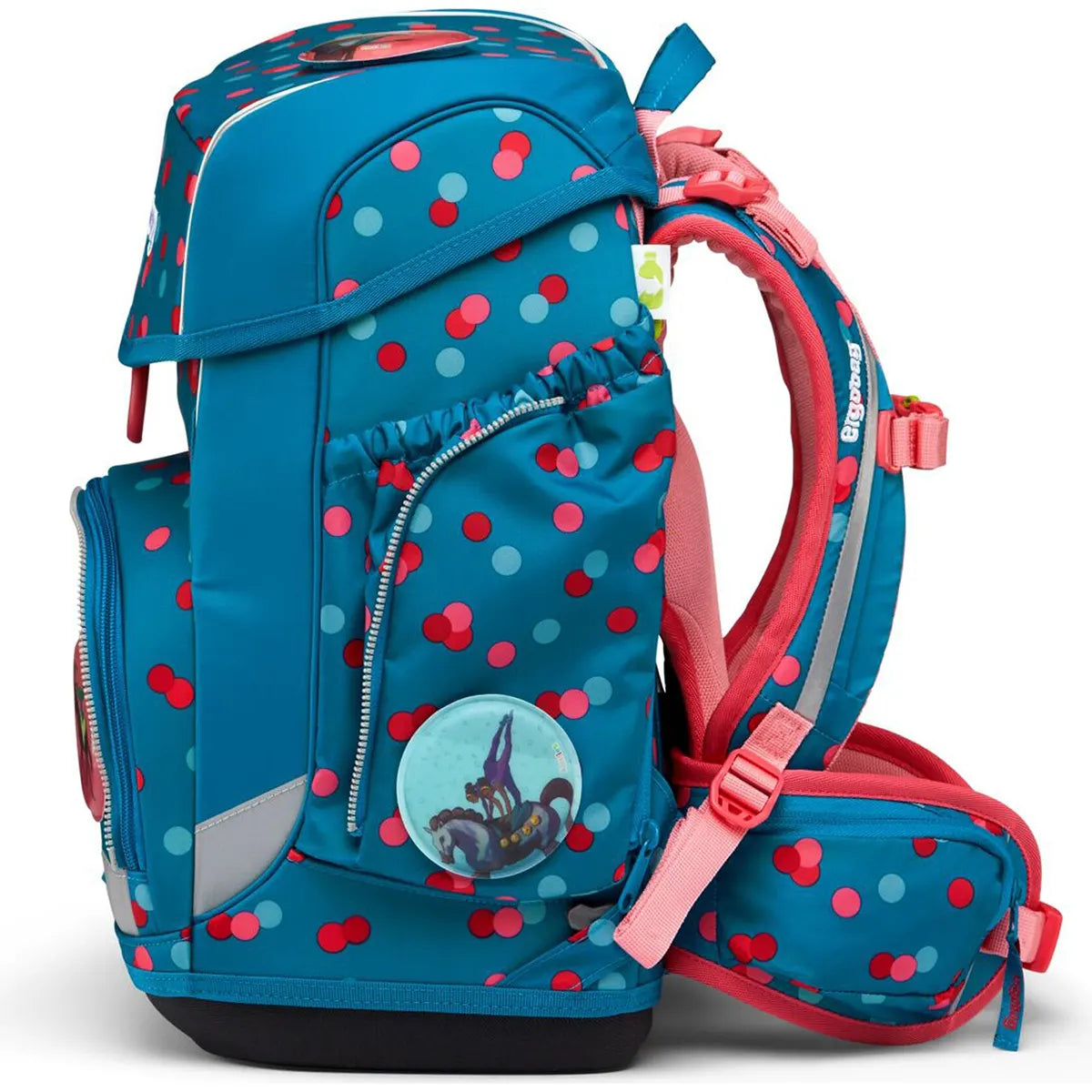 Das ergobag cubo VoltiBär Schulranzen-Set (2023) - 5-teilig zeichnet sich durch blaue und pinke Punkte, einen Tintenfisch-Aufnäher, pinke Gurte und ein ergonomisches Tragesystem für bequemes Tragen aus. Abgebildet von der Seite.