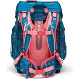 Der ergobag Cubo Set (2023) VoltiBär von ergobag ist ein blauer Kinderrucksack mit rosa und roten Tupfen, der mit einem ergonomischen Tragesystem, rosa gepolsterten Trägern, Netzrücken und verstellbaren Schnallen für Komfort sorgt.