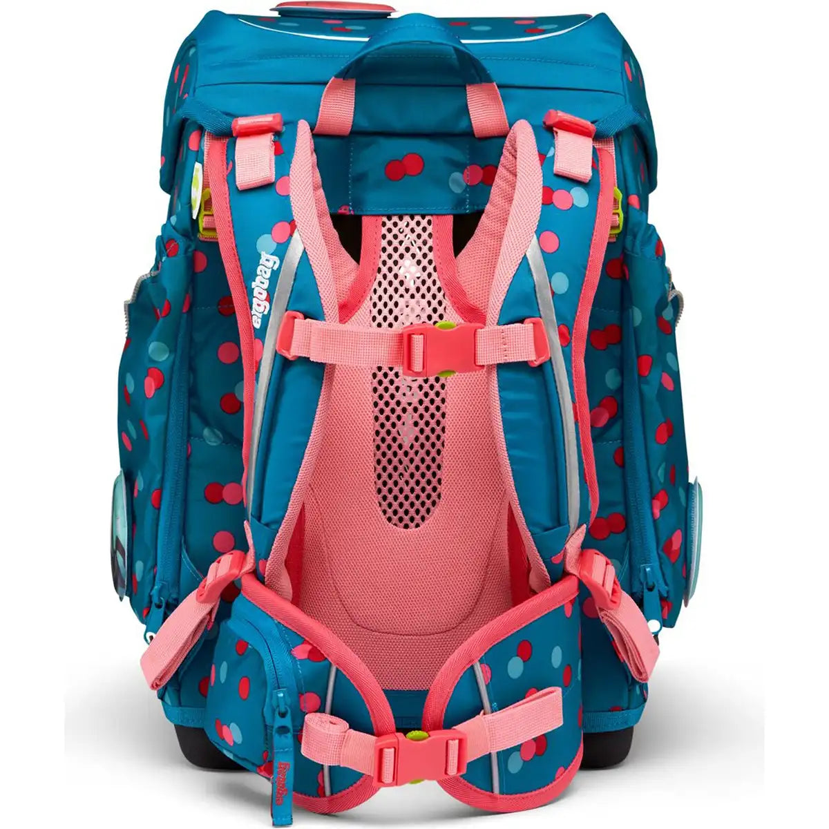 Das ergobag cubo VoltiBär Schulranzen-Set (2023) ist ein blauer Rucksack mit rosa und roten Punkten, gepolsterten rosa Trägern, Netzrücken und einem ergonomischen Tragesystem für bequemes Tragen.