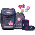 Das ergobag cubo Bärlaxy Schulranzen-Set (2023) von ergobag hat ein galaktisches Design und besteht aus Schulranzen, Aufnäher, Kordelzugtasche, Federmäppchen und Reißverschlussetui.