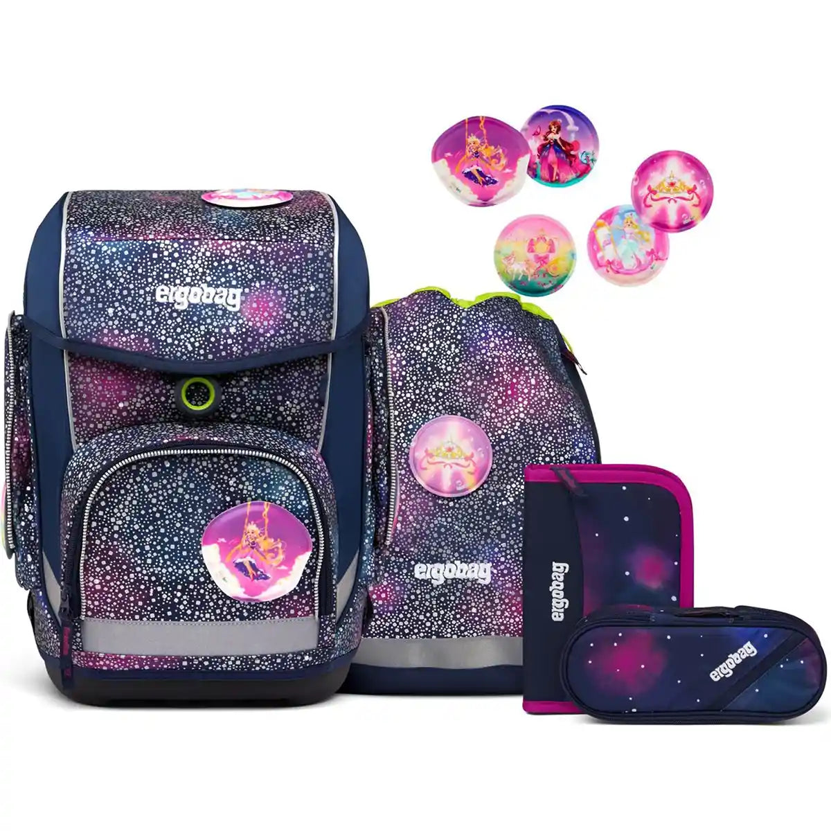 Das ergobag cubo Bärlaxy Schulranzen-Set (2023) von ergobag hat ein galaktisches Design und besteht aus Schulranzen, Aufnäher, Kordelzugtasche, Federmäppchen und Reißverschlussetui.