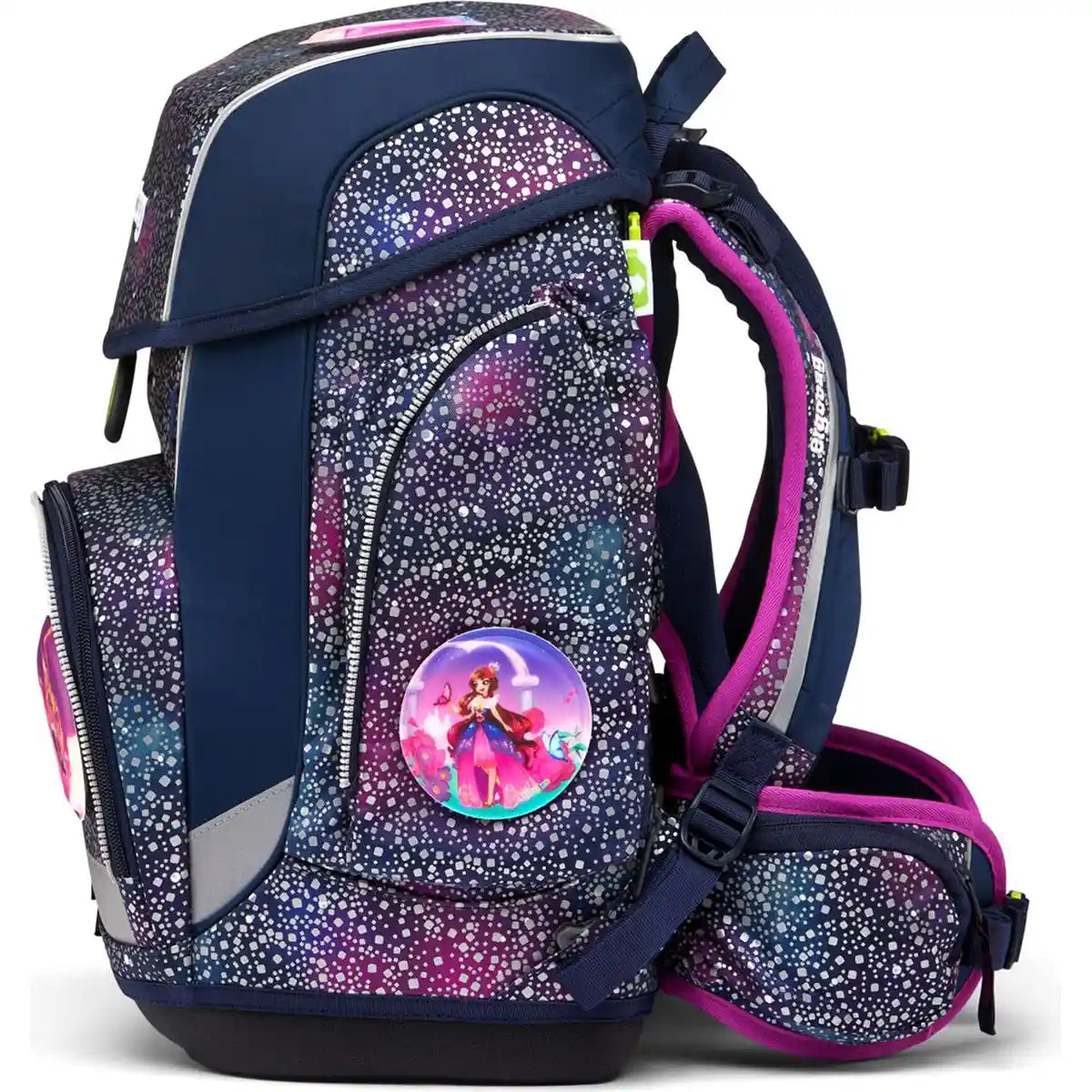 Das ergobag cubo Bärlaxy Schulranzen-Set (2023) von ergobag besticht durch ein blau-lila Sternendesign, pinke Akzente und ein rundes Cartoon-Abzeichen auf der Seitentasche.