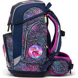 Das ergobag cubo Bärlaxy Schulranzen-Set (2023) von ergobag besticht durch ein blau-lila Sternendesign, pinke Akzente und ein rundes Cartoon-Abzeichen auf der Seitentasche.