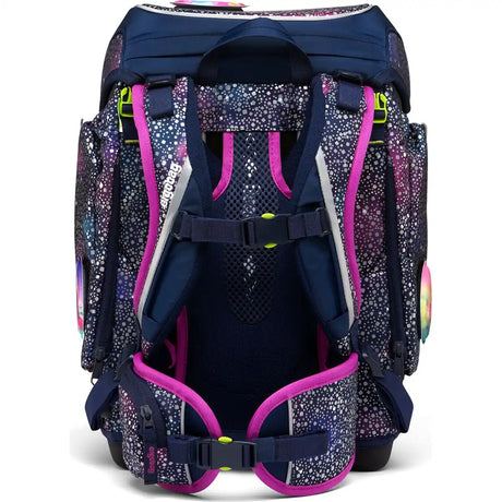 Das ergobag cubo Bärlaxy Schulranzen-Set (2023) von ergobag in marineblauem Design mit rosafarbenem Rand und Sternenmuster sorgt für kosmischen Style und erhöhte Sichtbarkeit im Schulalltag.