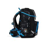 Das ergobag Ergobag Cubo Schulranzen-Set "Bärdektiv" - Die Drei ?? Kids (5-teilig) besticht durch ein schwarz-blaues Design mit abstrakten Mustern und einem runden Die Drei ?? Kids-Aufnäher auf der Seitentasche.