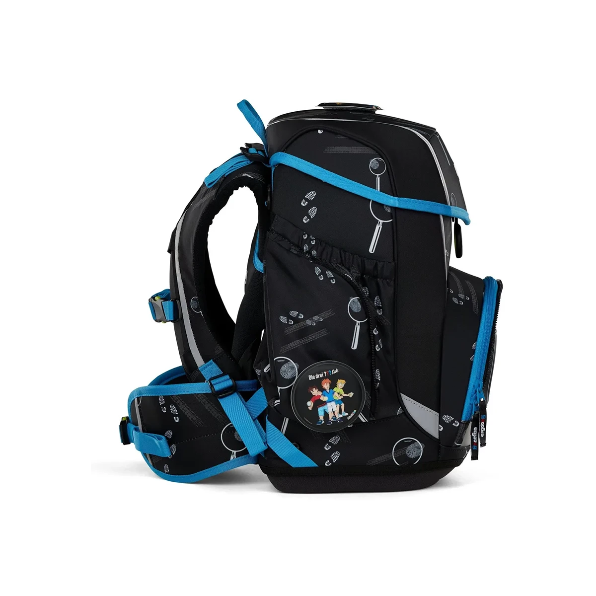 Das ergobag Ergobag Cubo Schulranzen-Set "Bärdektiv" - Die Drei ?? Kids (5-teilig) besticht durch ein schwarz-blaues Design mit abstrakten Mustern und einem runden Die Drei ?? Kids-Aufnäher auf der Seitentasche.