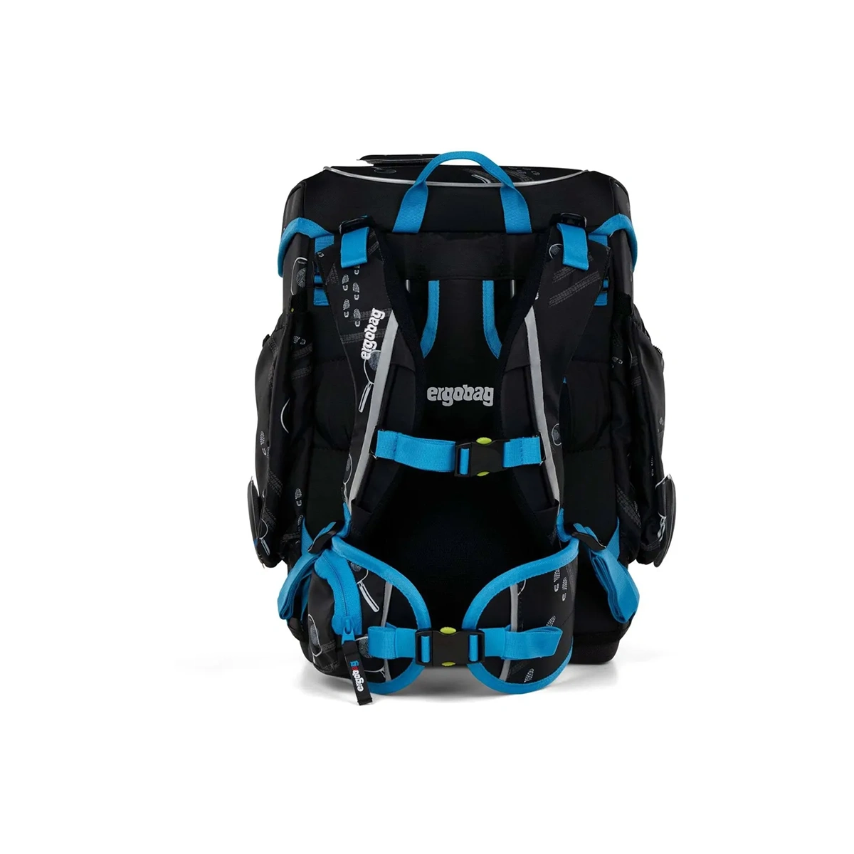 Das ergobag Ergobag Cubo Schulranzen-Set "Bärdektiv" - Die Drei ??? Kids (5-teilig) zeigt sich von hinten in Schwarz und Blau, mit gepolsterten Schultergurten, Schnallen und einem praktischen mitwachsenden Rückensystem.