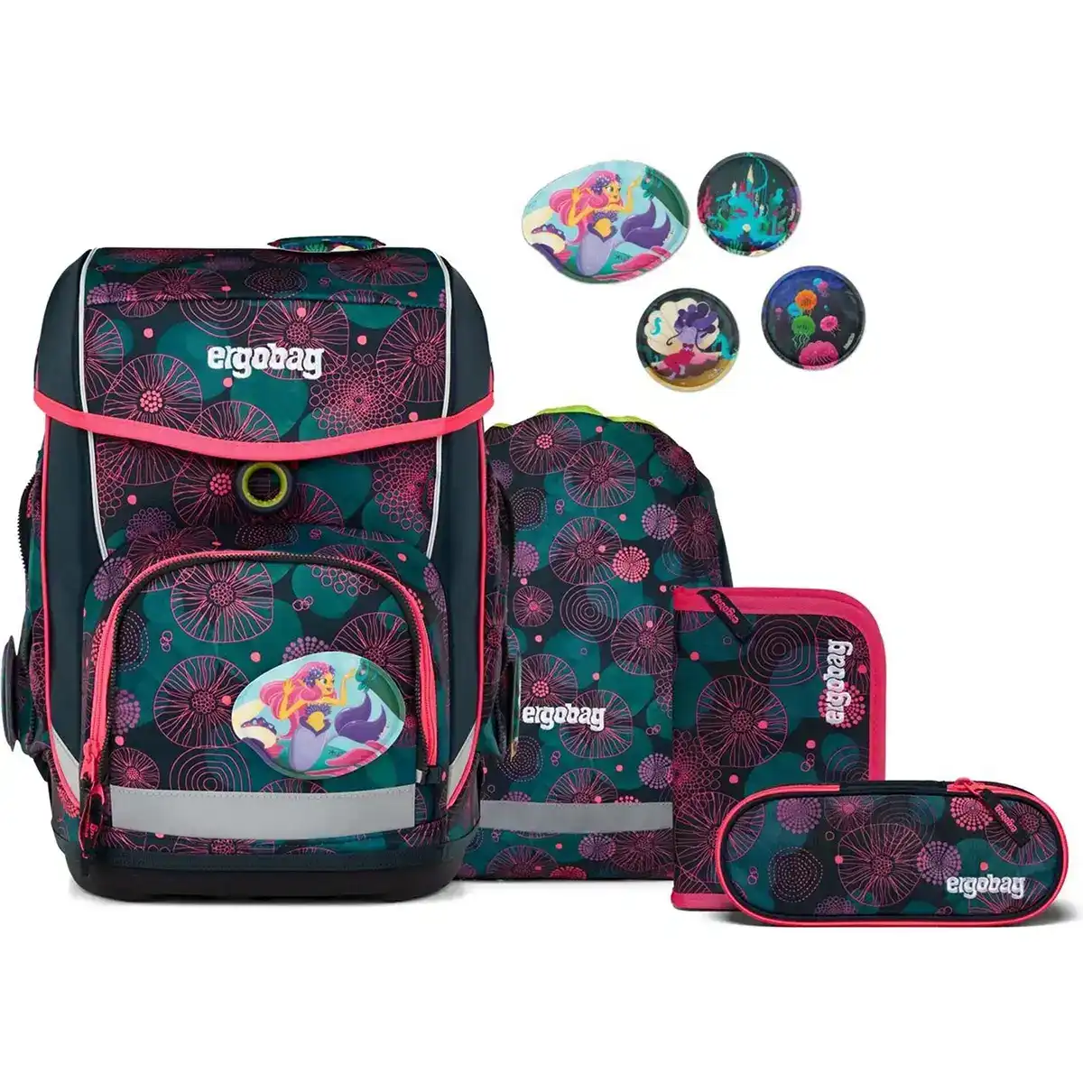 Das ergobag Cubo Set (2025) KorallBär von ergobag besteht aus einem teal- und pinkfarbenen ergonomischen Schulrucksack mit fantasievollen Tiermotiven, passenden Taschen, einer Geldbörse und runden Ansteckern.
