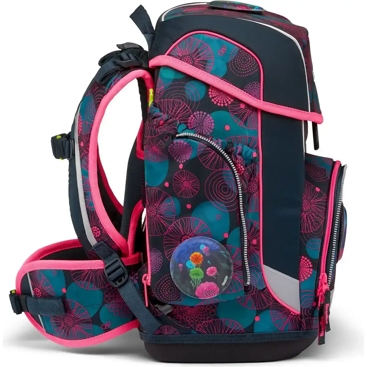 Seitenansicht des ergobag Cubo Set (2025) KorallBär-ein ergonomischer Schulrucksack von ergobag mit pinkem Besatz und maritimen Kreismustern, perfekt für Kinder.